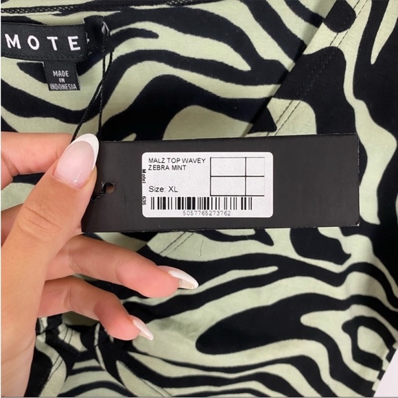 Motel Malz Wavy Crop Top Ring Detail Size XL - Picture 6 of 6